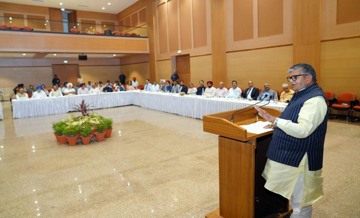‘सिर्फ डिग्री नहीं, मानसिक मजबूती भी जरूरी’: राज्यपाल कटारिया ने विश्वविद्यालयों से मांगी नई वेलनेस नीति