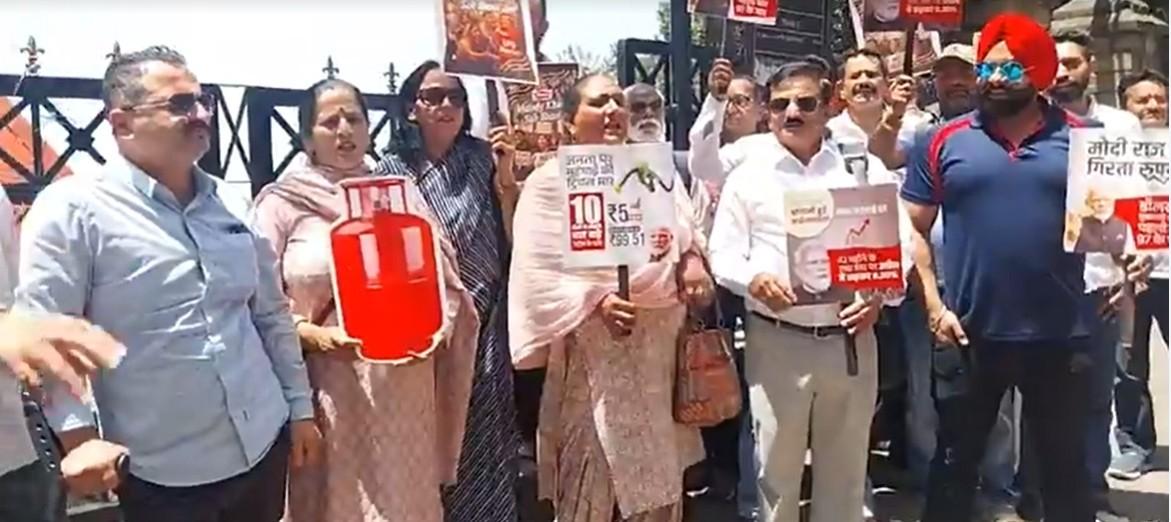 महंगाई और ईंधन कीमतों को लेकर शिमला में कांग्रेस का प्रदर्शन, केंद्र सरकार पर साधा निशाना महंगाई और ईंधन कीमतों को लेकर शिमला में कांग्रेस का प्रदर्शन, केंद्र सरकार पर साधा निशाना