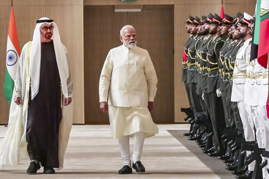 UAE दौरे पर PM मोदी का भव्य स्वागत, ऊर्जा, रक्षा और निवेश पर भारत-UAE के बीच कई बड़े समझौते UAE दौरे पर PM मोदी का भव्य स्वागत, ऊर्जा, रक्षा और निवेश पर भारत-UAE के बीच कई बड़े समझौते