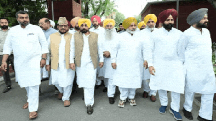 बागी सांसदों पर सियासी घमासान, राष्ट्रपति से मिलने दिल्ली पहुंचे CM भगवंत मान