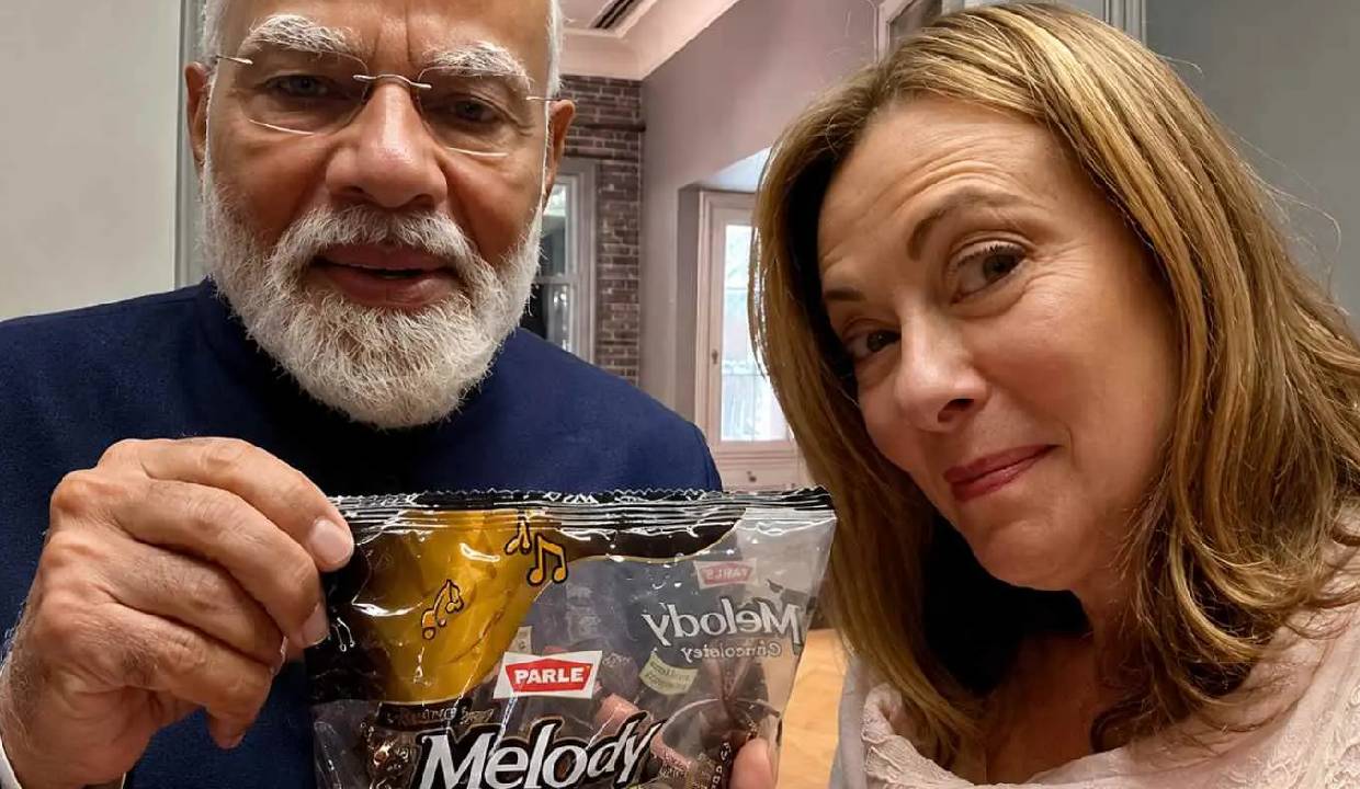 इटली दौरे में PM मोदी का खास अंदाज, जॉर्जिया मेलोनी को दी ‘मेलोडी’ कैंडी; सोशल मीडिया पर वीडियो ने मचाया धमाल इटली दौरे में PM मोदी का खास अंदाज, जॉर्जिया मेलोनी को दी ‘मेलोडी’ कैंडी; सोशल मीडिया पर वीडियो ने मचाया धमाल