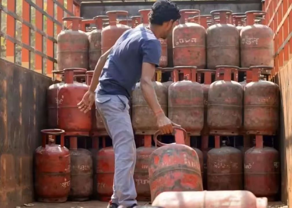 उज्ज्वला लाभार्थियों को झटका! अब साल में सिर्फ 4 गैस सिलेंडरों पर मिलेगी सब्सिडी, सरकार ने बदले नियम
