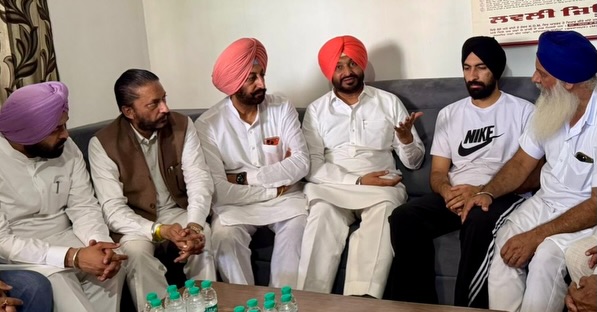 शहीद ASI जोगा सिंह के परिवार से मिले रवनीत बिट्टू, बोले- पंजाब का माहौल बिगाड़ने वालों को नहीं मिलेगी कोई रियायत
