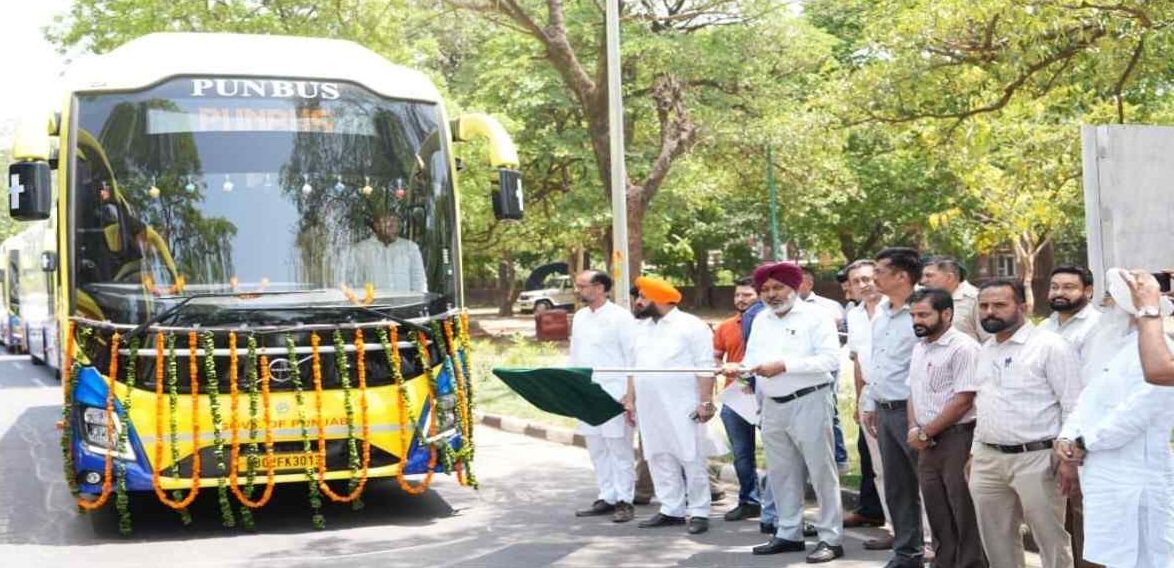 मान सरकार का परिवहन मिशन तेज, दिल्ली एयरपोर्ट के लिए उतारी गईं नई लग्जरी बसें, परिवहन मंत्री हरपाल सिंह चीमा ने 5 नई सुपर इंटीग्रल वोल्वो बसों को हरी झंडी दिखाकर रवाना किया