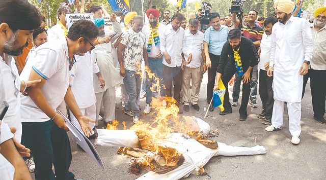 पंजाबी समुदाय पर टिप्पणी को लेकर भाजपा मुख्यालय के बाहर ‘आप’ का जोरदार विरोध प्रदर्शन