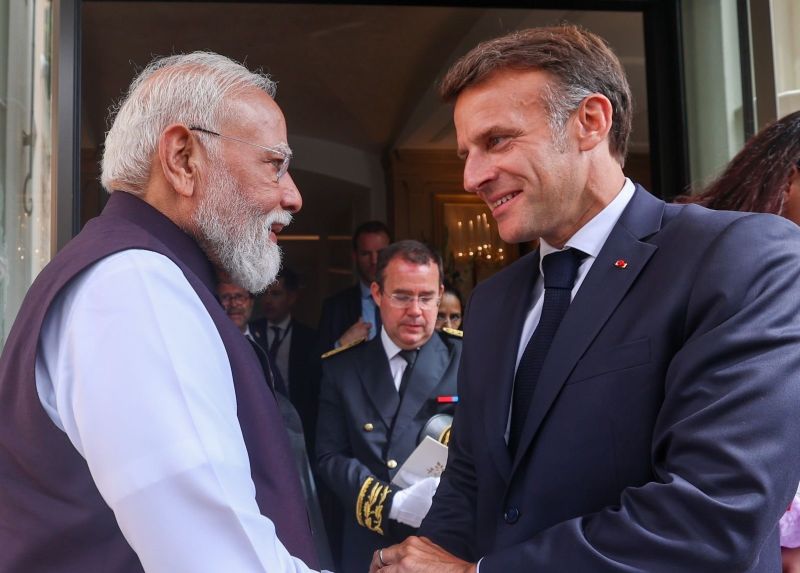 मोदी-मैक्रों बैठक में कई अहम समझौते: रक्षा उत्पादन से लेकर अंतरिक्ष सहयोग तक नई दिशा, व्यापार बढ़ाने पर भी जोर मोदी-मैक्रों बैठक में कई अहम समझौते: रक्षा उत्पादन से लेकर अंतरिक्ष सहयोग तक नई दिशा, व्यापार बढ़ाने पर भी जोर
