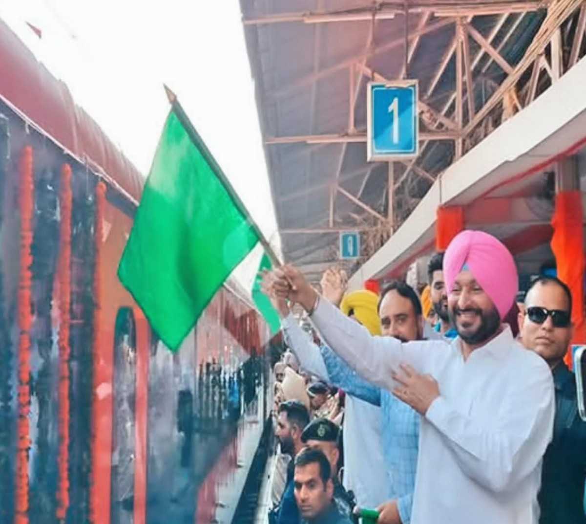 रवनीत बिट्टू ने दिखाई हरी झंडी, वंदे भारत एक्सप्रेस अब नए रूट पर दौड़ेगी; सीमावर्ती जिलों को मिलेगा सीधा लाभ रवनीत बिट्टू ने दिखाई हरी झंडी, वंदे भारत एक्सप्रेस अब नए रूट पर दौड़ेगी; सीमावर्ती जिलों को मिलेगा सीधा लाभ