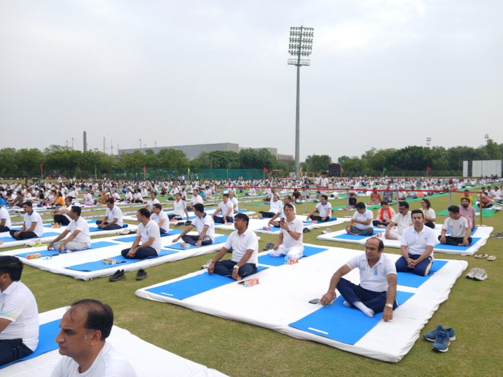 International Yoga Day 2026: योग के रंग में रंगी दिल्ली-NCR, हजारों लोगों ने किया अभ्यास; नेताओं और सितारों ने भी लिया हिस्सा