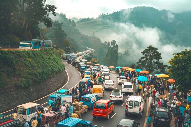 पर्यटकों की बढ़ती भीड़ से संकट में पहाड़: जिम्मेदार ट्रैवलिंग अपनाकर बचाया जा सकता है प्राकृतिक संतुलन पर्यटकों की बढ़ती भीड़ से संकट में पहाड़: जिम्मेदार ट्रैवलिंग अपनाकर बचाया जा सकता है प्राकृतिक संतुलन