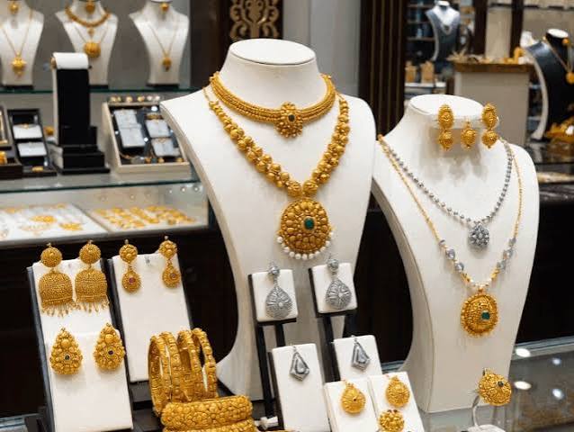 सोना-चांदी खरीदने वालों के लिए बड़ी खबर: इस हफ्ते दोनों धातुओं में भारी गिरावट, चांदी ₹15 हजार से ज्यादा टूटी और सोना भी हुआ सस्ता