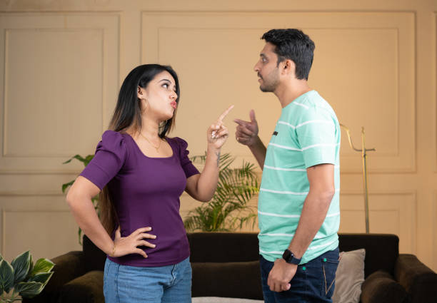 ताने नहीं, सम्मान की भाषा अपनाएं; वरना रिश्तों में बढ़ सकती है खामोशी और दूरियां