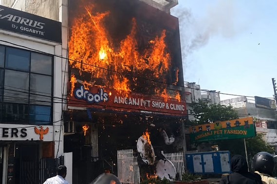 लखनऊ कोचिंग सेंटर अग्निकांड: तीन मंजिला इमारत में भीषण आग, 15 छात्रों की मौत, कई घायल लखनऊ कोचिंग सेंटर अग्निकांड: तीन मंजिला इमारत में भीषण आग, 15 छात्रों की मौत, कई घायल