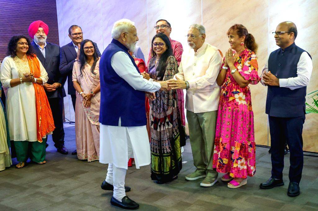सेशेल्स दौरे के आखिरी दिन PM मोदी ने भारतीय समुदाय से की मुलाकात, गणेश मंदिर में पूजा और गांधी प्रतिमा पर अर्पित किए श्रद्धासुमन