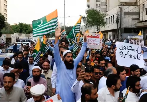 PoK में 9 जून को बड़े बंद की तैयारी, पाकिस्तान सरकार के खिलाफ उबाल; इंटरनेट सेवाएं रोकी गईं PoK में 9 जून को बड़े बंद की तैयारी, पाकिस्तान सरकार के खिलाफ उबाल; इंटरनेट सेवाएं रोकी गईं