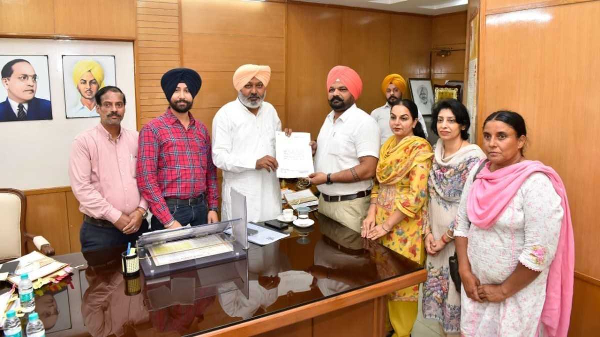 “ठेका और आउटसोर्स कर्मचारियों को राहत के संकेत, वित्त मंत्री हरपाल चीमा ने जल्द कार्रवाई का दिया भरोसा”