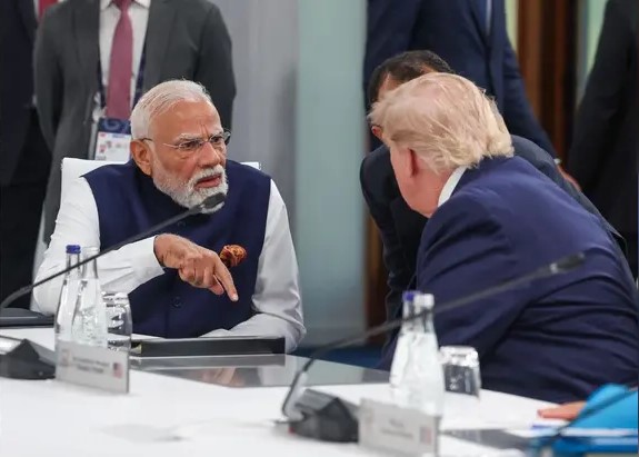 G7 के मंच पर मोदी की बड़ी कूटनीतिक पहल: ट्रम्प से बातचीत, मेलोनी संग मुलाकात और साझेदारी पर जोर G7 के मंच पर मोदी की बड़ी कूटनीतिक पहल: ट्रम्प से बातचीत, मेलोनी संग मुलाकात और साझेदारी पर जोर