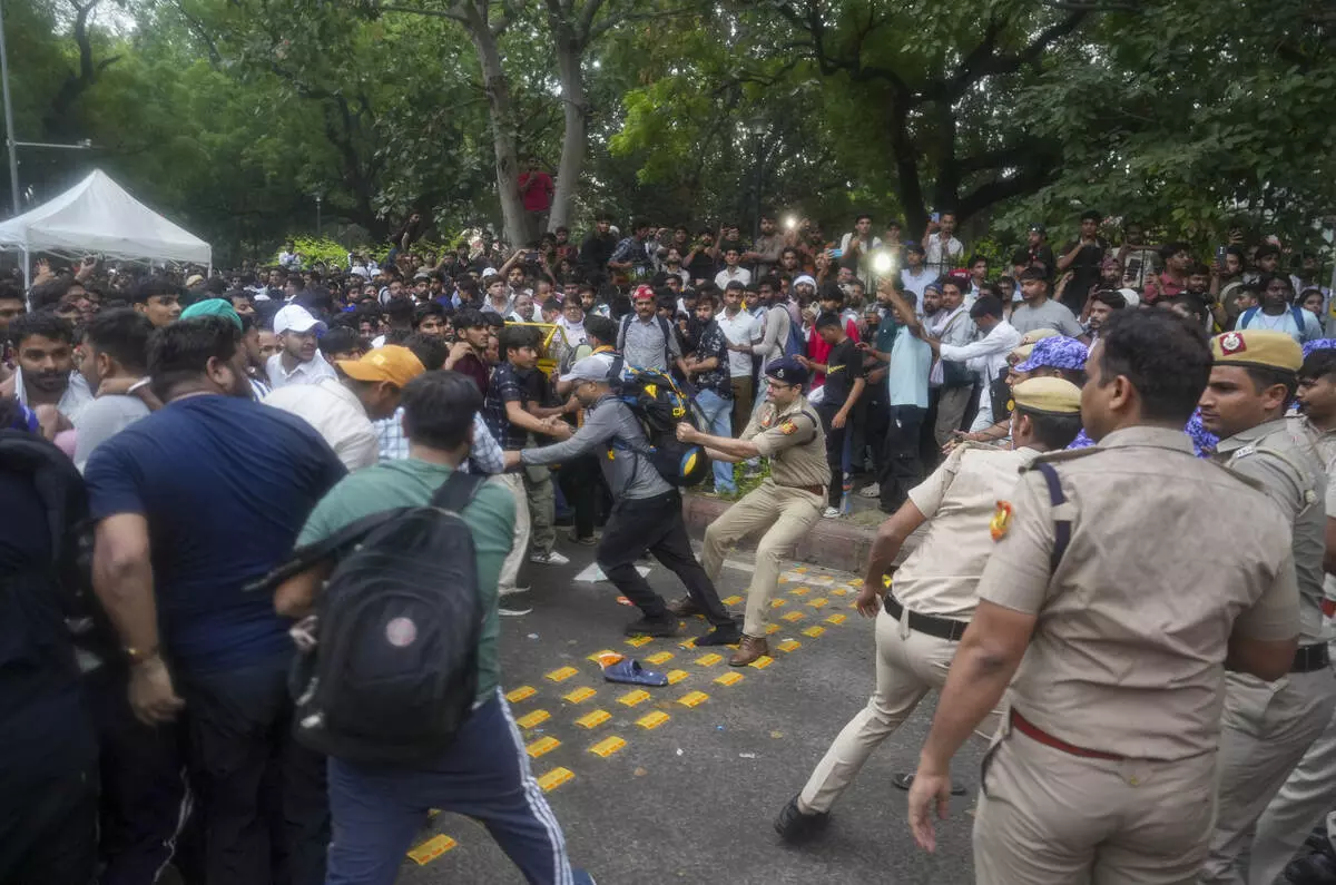 संसद मार्च से पहले जंतर-मंतर पर बवाल, CJP प्रदर्शनकारियों और पुलिस के बीच टकराव; लाठीचार्ज के बाद बढ़ा तनाव