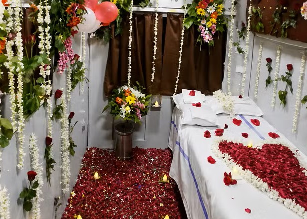 ट्रेन के फर्स्ट AC कूपे में ‘हनीमून’ विवाद: क्या निजी समझकर कुछ भी करना कानूनन सही है? जानिए रेलवे के नियम और संभावित कार्रवाई ट्रेन के फर्स्ट AC कूपे में ‘हनीमून’ विवाद: क्या निजी समझकर कुछ भी करना कानूनन सही है? जानिए रेलवे के नियम और संभावित कार्रवाई