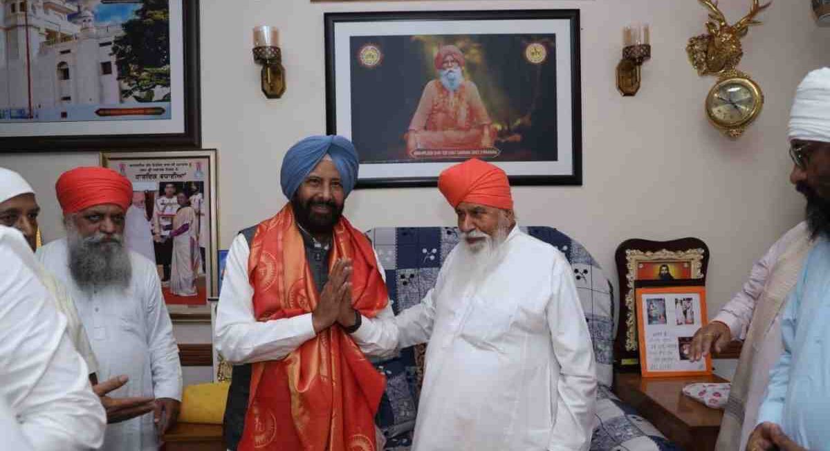 डेरा सचखंड बल्लां में नतमस्तक हुए भाजपा अध्यक्ष केवल सिंह ढिल्लों, संत निरंजन दास से लिया आशीर्वाद
