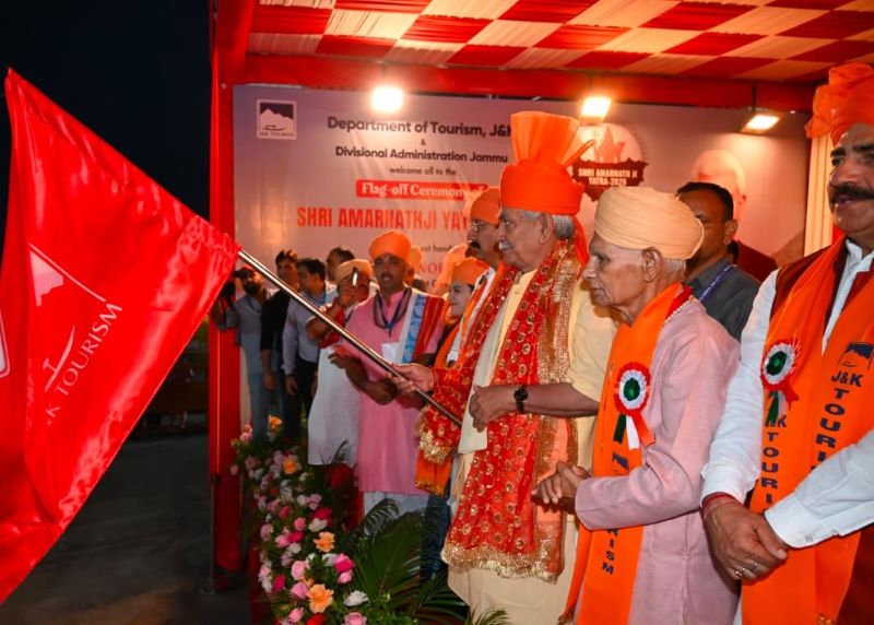 अमरनाथ यात्रा 2026 का शुभारंभ: जम्मू से रवाना हुआ श्रद्धालुओं का पहला काफिला, सुरक्षा के बीच बाबा बर्फानी के दर्शन की शुरुआत