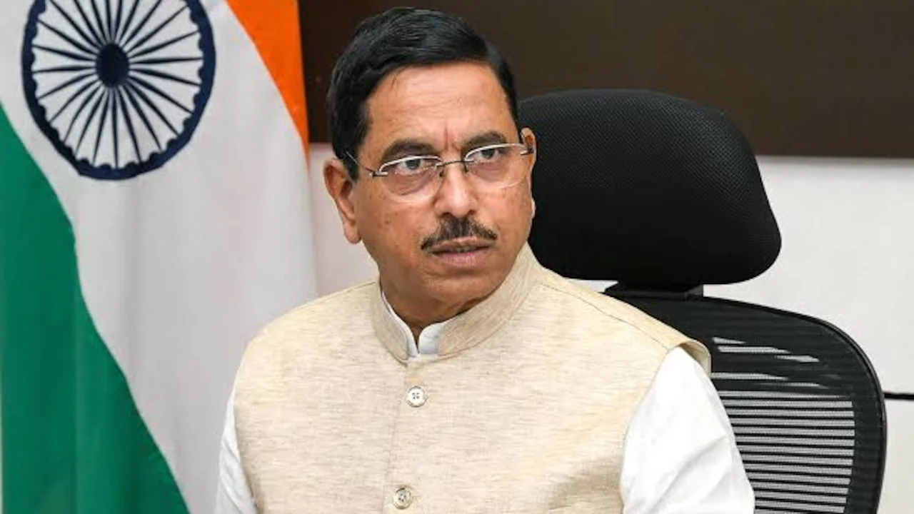 धर्मेंद्र प्रधान के इस्तीफे के बाद शिक्षा मंत्रालय की कमान प्रह्लाद जोशी के हाथ, NEET विवाद के बीच सरकार का बड़ा फैसला