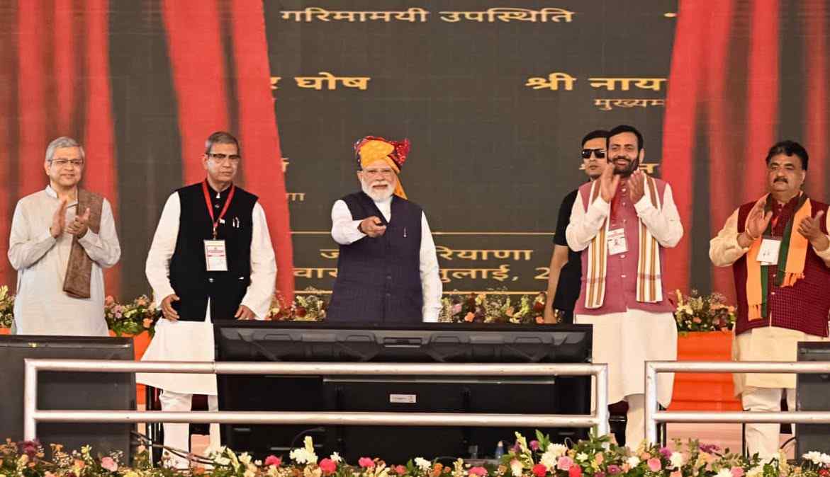 हरियाणा के रेलवे नेटवर्क को मिली नई रफ्तार, कालका-नरवाना बने अमृत स्टेशन; 34 स्टेशनों के कायाकल्प पर ₹1149 करोड़ खर्च हरियाणा के रेलवे नेटवर्क को मिली नई रफ्तार, कालका-नरवाना बने अमृत स्टेशन; 34 स्टेशनों के कायाकल्प पर ₹1149 करोड़ खर्च