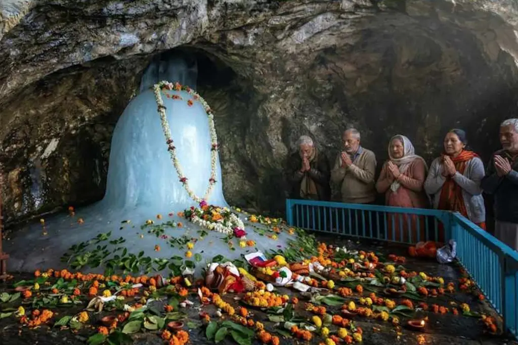 Amarnath Yatra 2026: बाबा बर्फानी के दर्शन क्यों माने जाते हैं सौभाग्य की निशानी? जानिए अमरनाथ गुफा का धार्मिक रहस्य Amarnath Yatra 2026: बाबा बर्फानी के दर्शन क्यों माने जाते हैं सौभाग्य की निशानी? जानिए अमरनाथ गुफा का धार्मिक रहस्य
