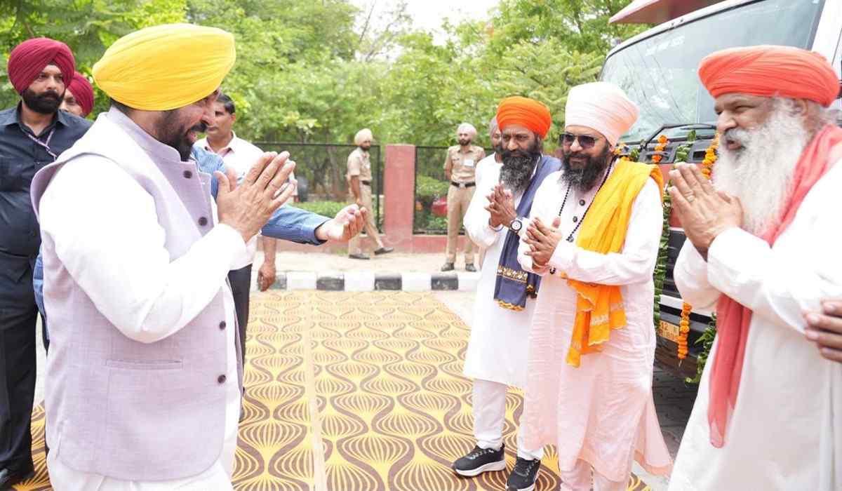 650वें प्रकाश पर्व पर पंजाब सरकार का विशेष अभियान, गुरु रविदास महाराज के संदेश को घर-घर पहुंचाने निकलीं 50 जागरूकता वैन 650वें प्रकाश पर्व पर पंजाब सरकार का विशेष अभियान, गुरु रविदास महाराज के संदेश को घर-घर पहुंचाने निकलीं 50 जागरूकता वैन