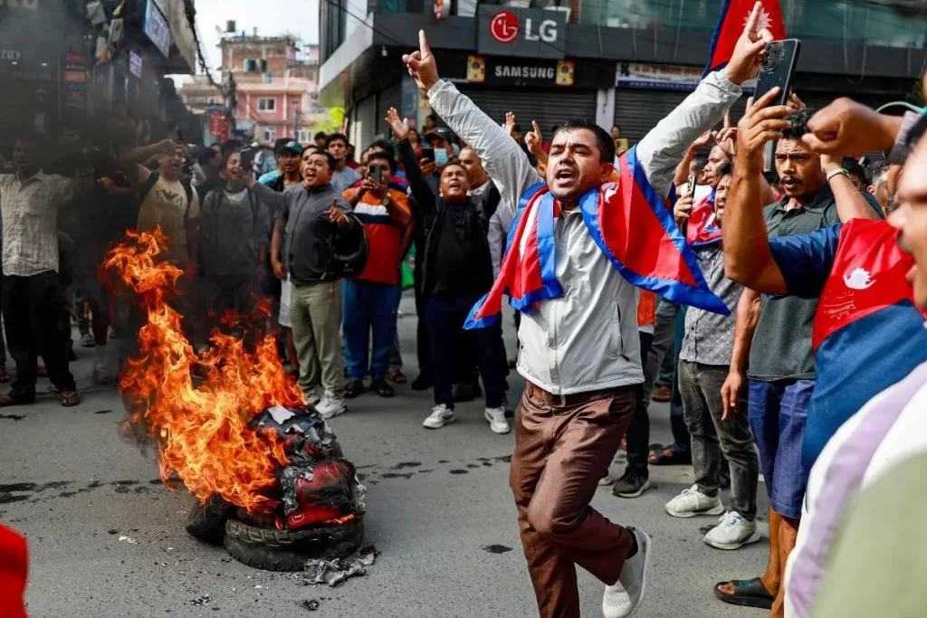 नेपाल में युवाओं का उबाल, बेरोजगारी पर फूटा गुस्सा; आत्मदाह की घटनाओं के बीच सरकार पर बढ़ा दबाव