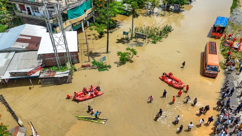 असम में बाढ़ का असर बरकरार, जलस्तर घटने के बावजूद 5 लाख से ज्यादा लोग संकट में; राहत अभियान जारी