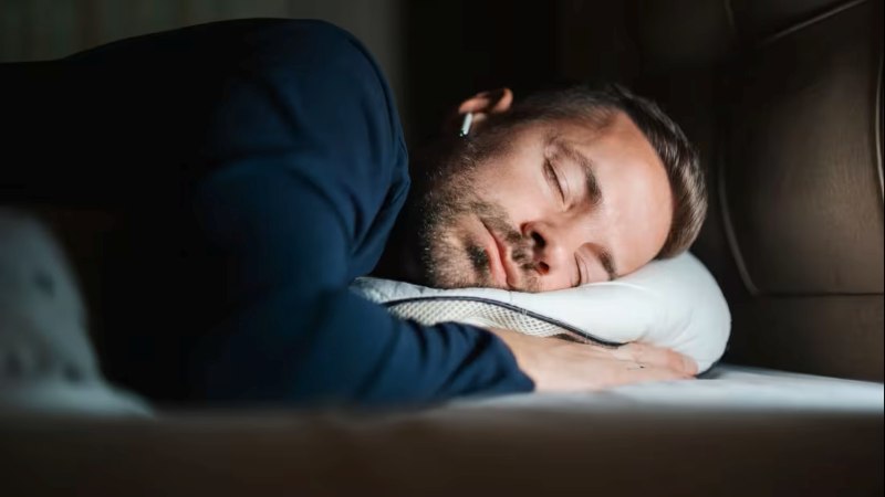 क्या रातभर Earbuds लगाकर सोना सुरक्षित है? जानिए कानों पर पड़ने वाले असर, संक्रमण के खतरे और बचाव के आसान तरीके