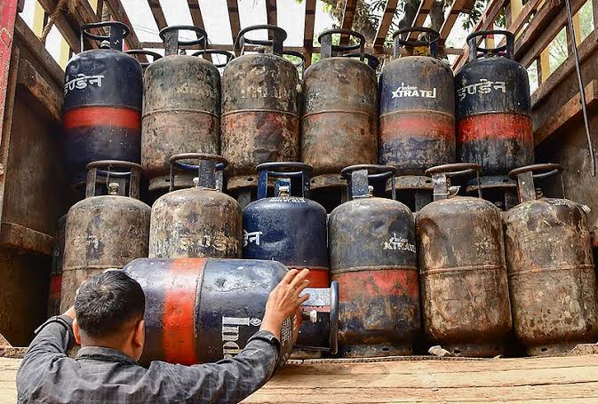 होर्मुज स्ट्रेट में हालात सामान्य होते ही सरकार ने गैस सप्लाई नियमों में दी राहत, इमरजेंसी व्यवस्था वापस होर्मुज स्ट्रेट में हालात सामान्य होते ही सरकार ने गैस सप्लाई नियमों में दी राहत, इमरजेंसी व्यवस्था वापस