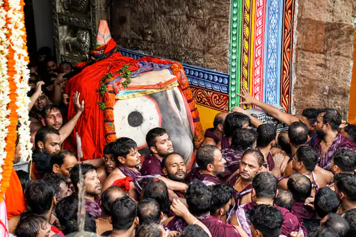 10 लाख श्रद्धालुओं के बीच निकली जगन्नाथ रथयात्रा, दो मौतों पर प्रशासन ने बताई वजह 10 लाख श्रद्धालुओं के बीच निकली जगन्नाथ रथयात्रा, दो मौतों पर प्रशासन ने बताई वजह