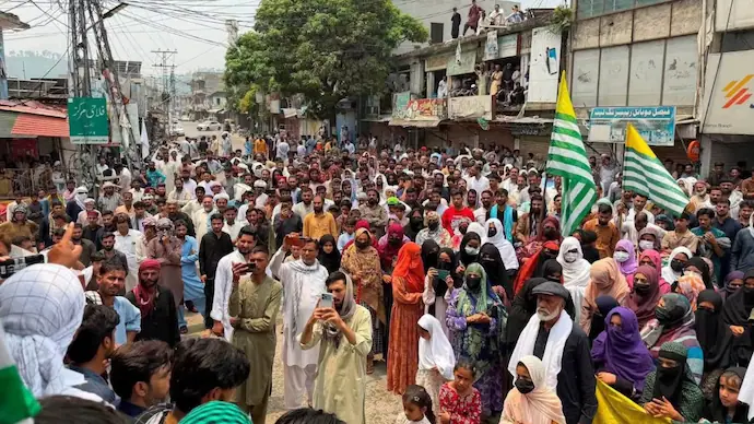 PoK में पाकिस्तान सरकार के खिलाफ उग्र हुआ आंदोलन, प्रदर्शनकारियों पर फायरिंग का आरोप; चुनाव से पहले बढ़ा सियासी तनाव