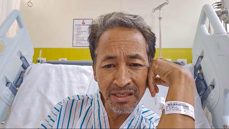 अनशन खत्म करने पर उठे सवालों के बीच सोनम वांगचुक का भावुक संदेश, बोले- 26 दिन की तपस्या के बाद भी नीयत पर शक क्यों? अनशन खत्म करने पर उठे सवालों के बीच सोनम वांगचुक का भावुक संदेश, बोले- 26 दिन की तपस्या के बाद भी नीयत पर शक क्यों?