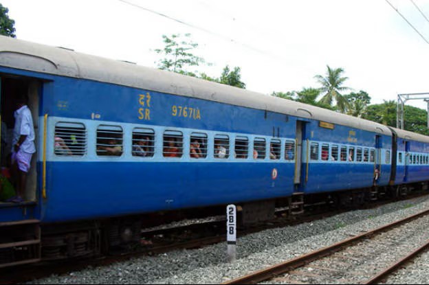 आज से बदले रेलवे के जनरल टिकट नियम, RailOne ऐप से टिकट लेने वालों के लिए फोटो ID जरूरी, जानें नया सिस्टम आज से बदले रेलवे के जनरल टिकट नियम, RailOne ऐप से टिकट लेने वालों के लिए फोटो ID जरूरी, जानें नया सिस्टम