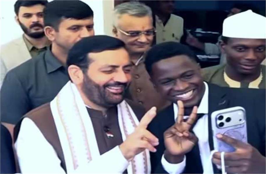 CM सैनी के साथ सेल्फी लेने को बेताब दिखे विदेशी, ‘वसुधैव कुटुम्बकम्’ की दिखी झलक