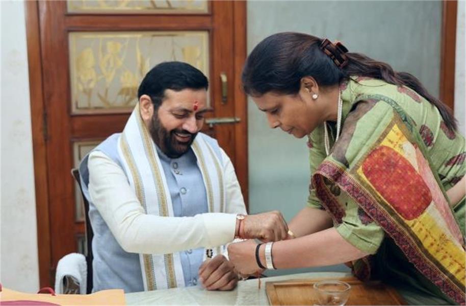 रक्षाबंधन पर मुख्यमंत्री आवास पहुंचीं भाजपा प्रदेशाध्यक्ष, अर्चना गुप्ता ने नायब सैनी को बांधी राखी