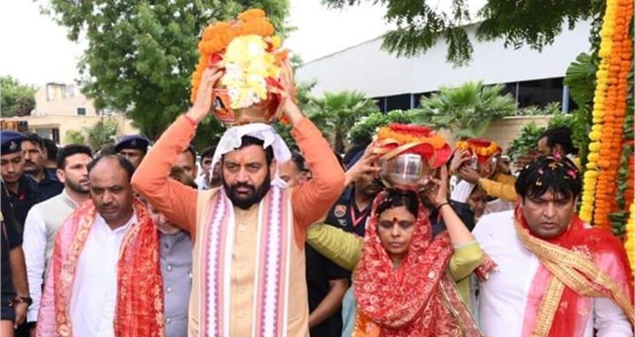 गुरुग्राम से हरियाणा के 27 जिलों तक पहुंचेगा गुरु रविदास जी का संदेश, सीएम सैनी ने कलश यात्रा को दिखाई हरी झंडी गुरुग्राम से हरियाणा के 27 जिलों तक पहुंचेगा गुरु रविदास जी का संदेश, सीएम सैनी ने कलश यात्रा को दिखाई हरी झंडी