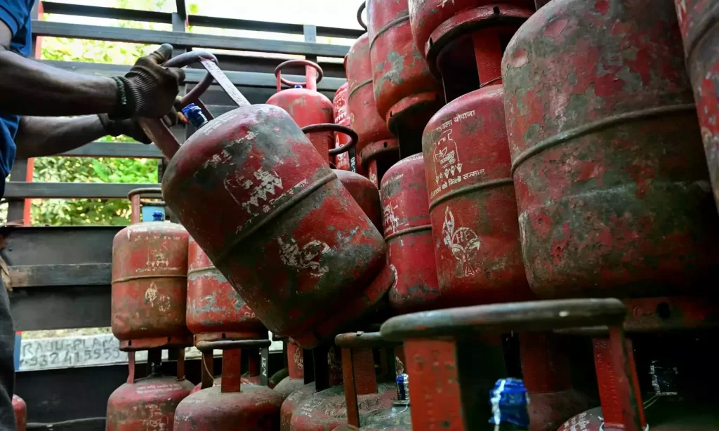 LPG e-KYC की नई डेडलाइन: 31 अगस्त तक आधार वेरिफिकेशन, जानें किन ग्राहकों पर पड़ेगा असर