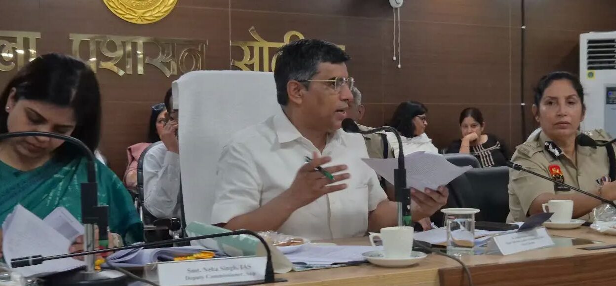 जनता की शिकायतों पर अफसरों की लापरवाही देख भड़के महिपाल ढांडा, बोले- कुर्सी सेवा के लिए है, रौब दिखाने के लिए नहीं