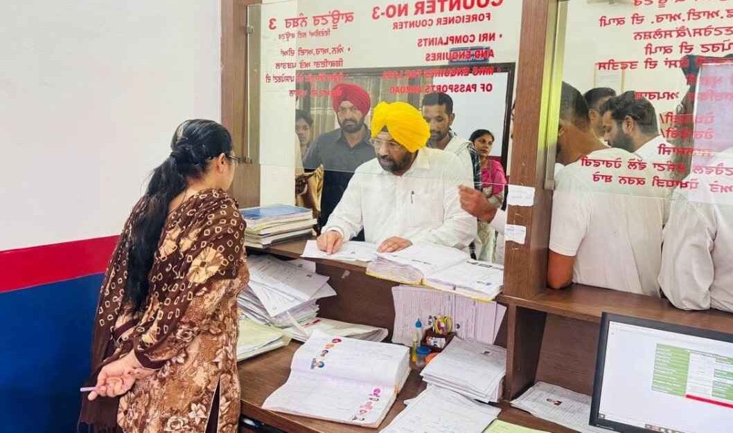 जनता की सुविधा में लापरवाही बर्दाश्त नहीं: जंडियाला गुरु सांझ केंद्र पहुंचे मंत्री हरभजन सिंह ईटीओ
