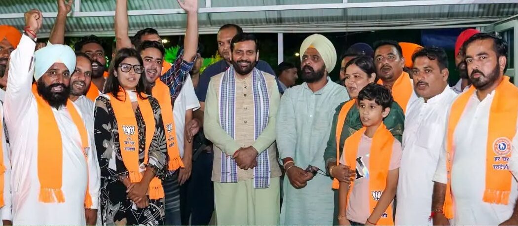 नायब सैनी की मौजूदगी में बड़ा सियासी जमावड़ा, कई नेताओं ने ज्वाइन की भाजपा नायब सैनी की मौजूदगी में बड़ा सियासी जमावड़ा, कई नेताओं ने ज्वाइन की भाजपा