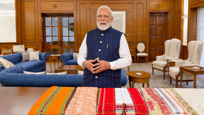 हैंडलूम डे पर युवाओं से पीएम मोदी की खास अपील, बोले- GRWM वीडियो बनाकर बढ़ाएं भारतीय बुनकरों का सम्मान हैंडलूम डे पर युवाओं से पीएम मोदी की खास अपील, बोले- GRWM वीडियो बनाकर बढ़ाएं भारतीय बुनकरों का सम्मान