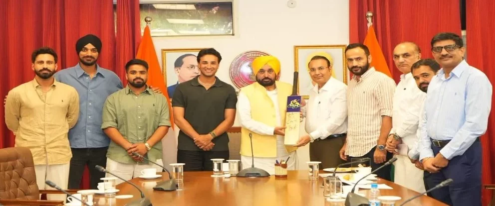 मोहाली में क्रिकेट का महासंग्राम, शेर-ए-पंजाब टी-20 कप के खिलाड़ियों से मिले CM मान; युवाओं को खेलों से जोड़ने पर जोर मोहाली में क्रिकेट का महासंग्राम, शेर-ए-पंजाब टी-20 कप के खिलाड़ियों से मिले CM मान; युवाओं को खेलों से जोड़ने पर जोर