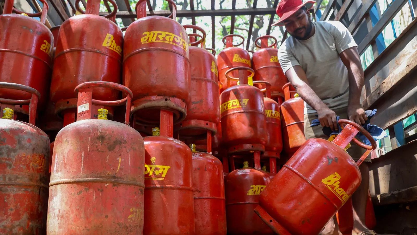LPG संकट से निपटने की नई रणनीति: 21 कंपनियों को मिला उत्पादन लक्ष्य, रोज 63,810 टन गैस तैयार करने की तैयारी