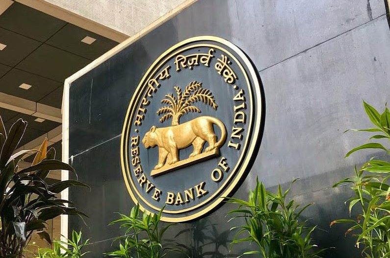 EMI चूकने पर मनमानी नहीं कर सकेंगे बैंक: 2027 से फोन लॉक करने पर भी लागू होंगे सख्त नियम
