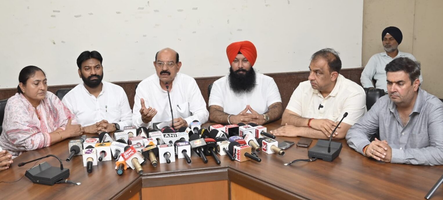 सफाई कर्मचारियों के सम्मान और आर्थिक सुरक्षा को लेकर पंजाब सरकार प्रतिबद्ध: मोहिंदर भगत सफाई कर्मचारियों के सम्मान और आर्थिक सुरक्षा को लेकर पंजाब सरकार प्रतिबद्ध: मोहिंदर भगत