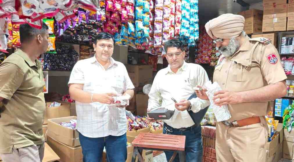 लुधियाना में खाद्य सुरक्षा को लेकर बड़ा एक्शन, बेकरियों से लेकर सिगरेट गोदामों तक छापेमारी; कई जगह मिली खामियां लुधियाना में खाद्य सुरक्षा को लेकर बड़ा एक्शन, बेकरियों से लेकर सिगरेट गोदामों तक छापेमारी; कई जगह मिली खामियां