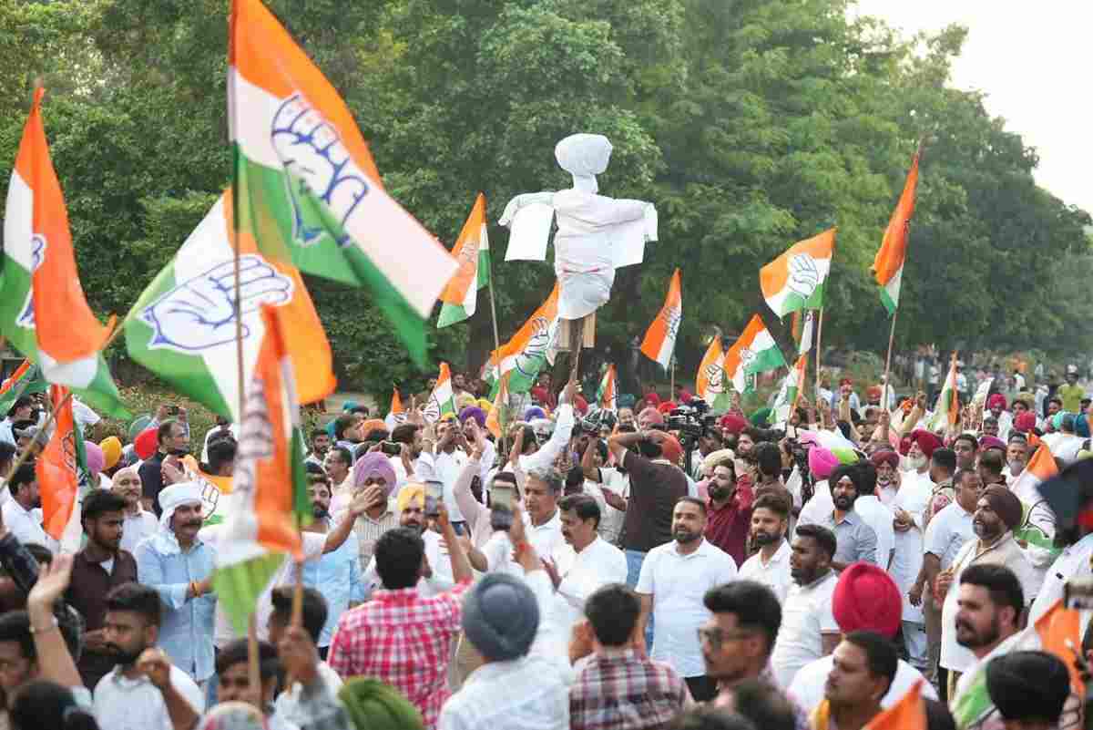 महंगाई के खिलाफ चंडीगढ़ में कांग्रेस का हल्ला बोल, बिना चीनी की चाय के साथ प्रदर्शन